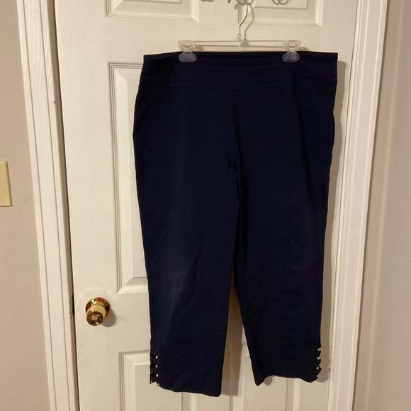 Attyre Pants - Attyre 18W navy blue capris great leg detail